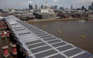 Photovoltaïque : le plus grand pont solaire au monde inauguré en mars à Londres Batiweb Photovoltaïque : le plus grand pont solaire au monde inauguré en mars à Londres Batiweb